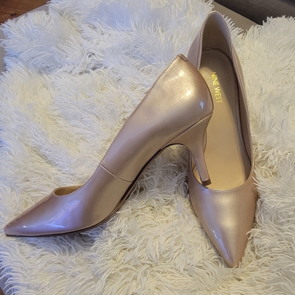 Nine West Sz 9 - pointed pumps - gorgeous Champagne color. Worn handful of times